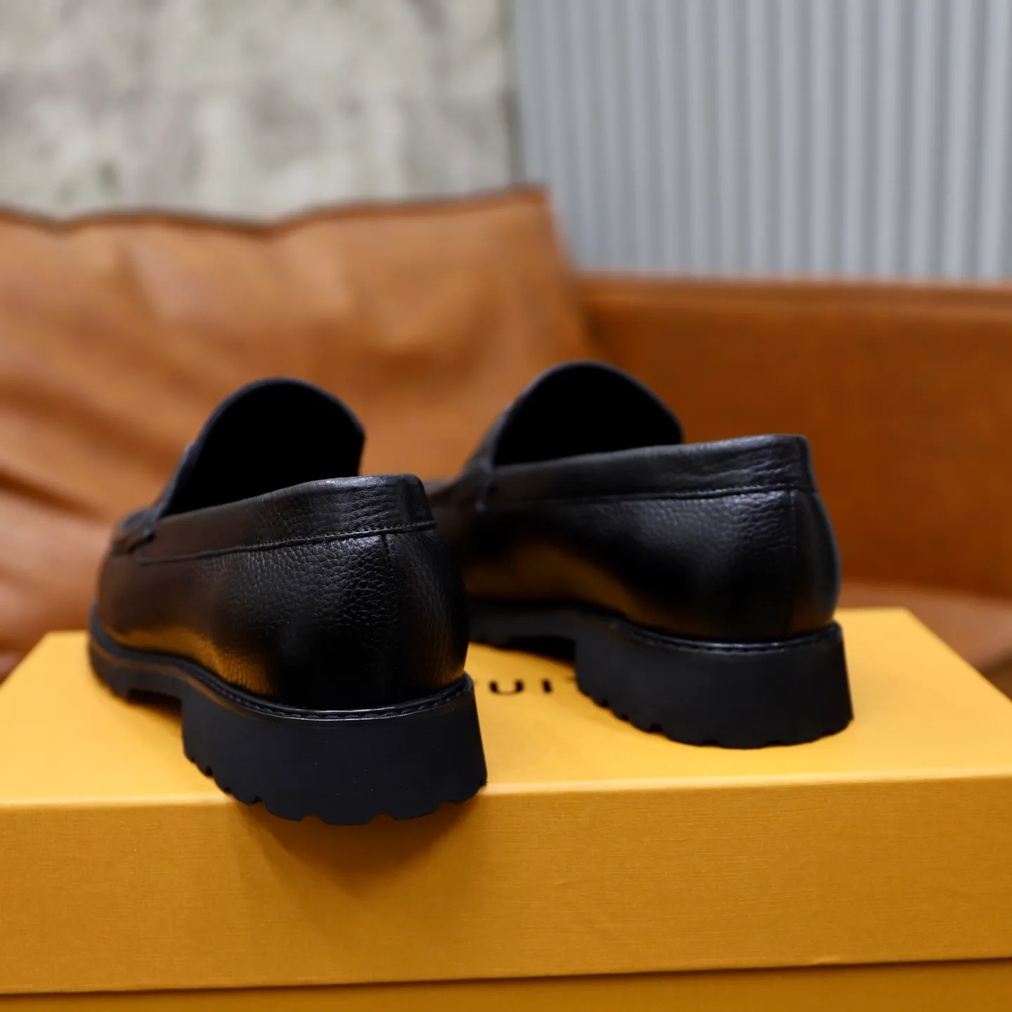 Ex-factory price: 600💰Louis Vuitton LV men's classic Oxford shoes, men's business formal boutique leather shoes, classic style, almond kernel exquisite toe, ultimate art, the whole shoe is made of imported cow leather (open edge beads), carefully selected, fine pores, excellent gloss, soft texture, strong toughness, durable and not easy to deform, apricot fetal cowhide leather lining, soft and comfortable, sweat-absorbent and breathable. Foam outsole, original box and dust bag packaging! Size: 38–44 (45/46 customized)